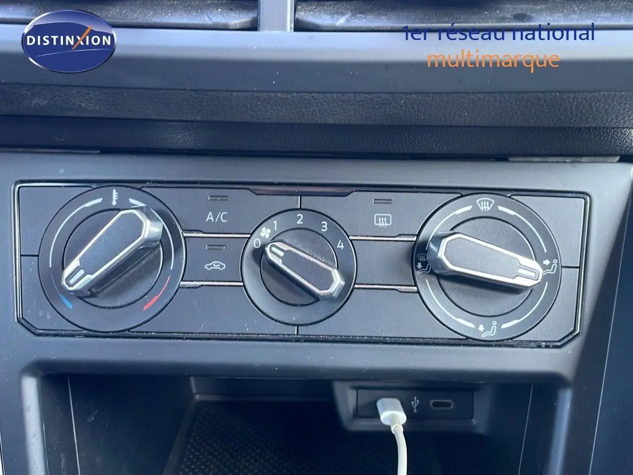 Commandes de climatisation manuelle sur tableau de bord du Volkswagen Taigo gris cendre, version 2022.