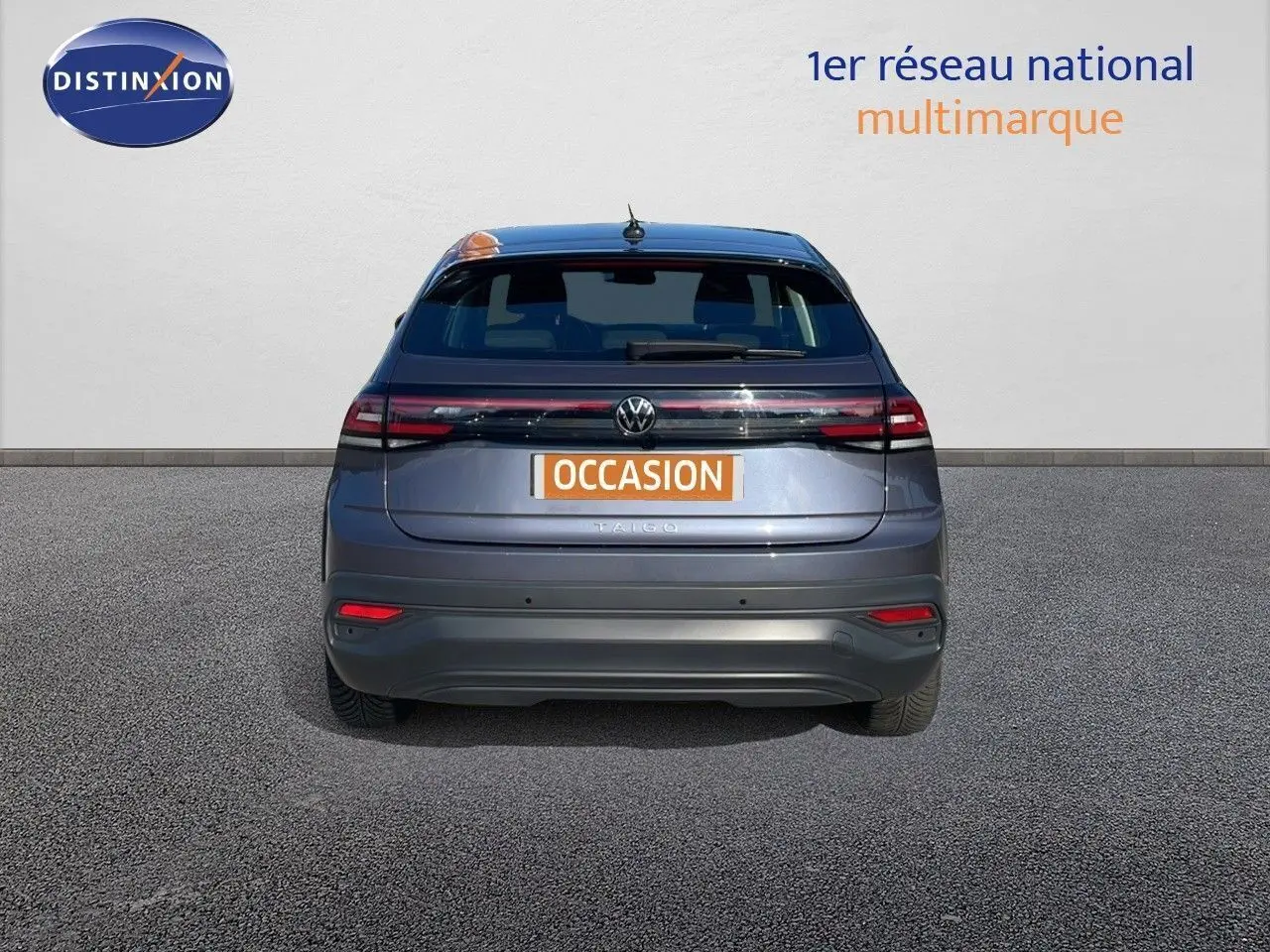Vue arrière d'un Volkswagen Taigo gris cendre 2022 avec feux arrière LED et plaque "OCCASION" visible.