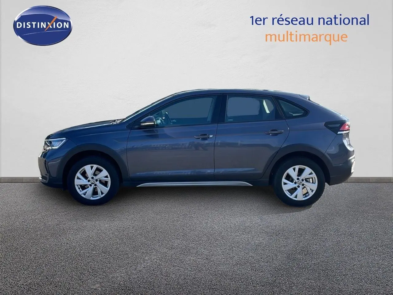 Profil côté gauche du Volkswagen Taigo gris cendre 2022, version 1.0 TSI 110CH LIFE avec jantes alliage 16 pouces.