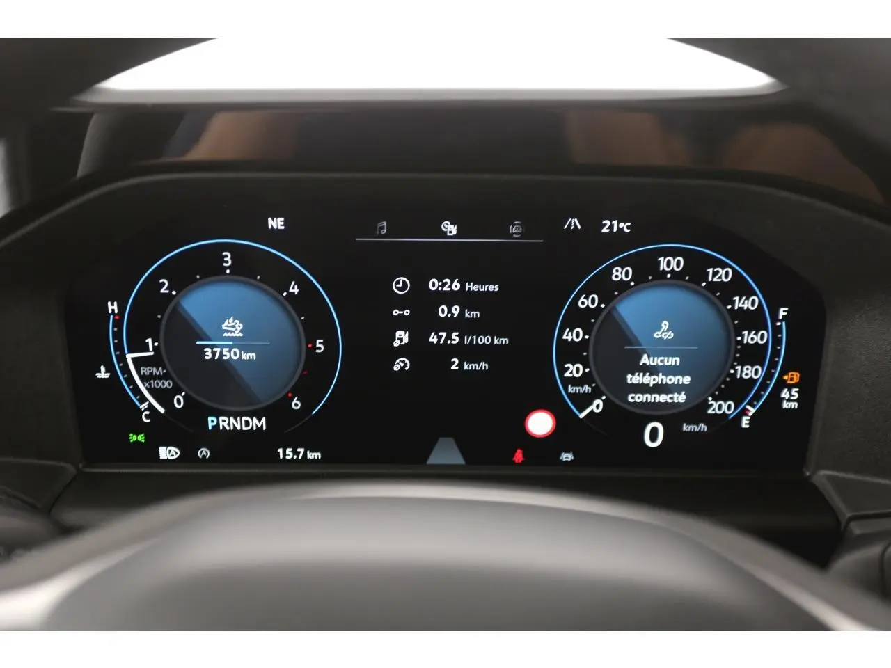Tableau de bord numérique du Volkswagen Transporter T7, affichage digital clair avec compte-tours et vitesse en km/h.