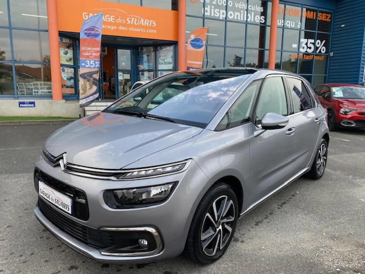 Citroën C4 Spacetourer gris Artense vue 3/4 avant avec jantes alliage bi-ton et signature lumineuse LED.