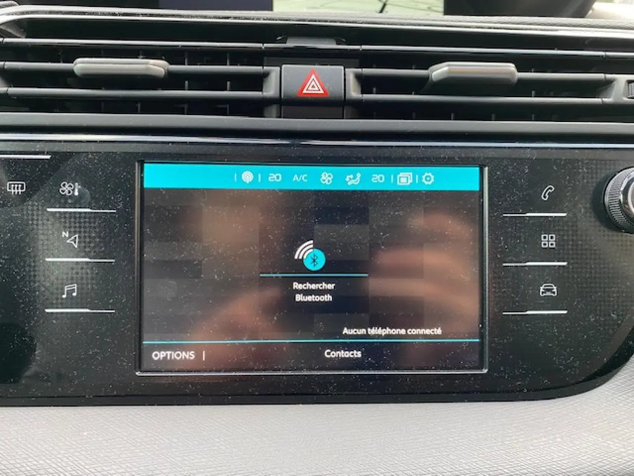Écran tactile central du tableau de bord du Citroën C4 Spacetourer 2019 affichant la recherche Bluetooth.