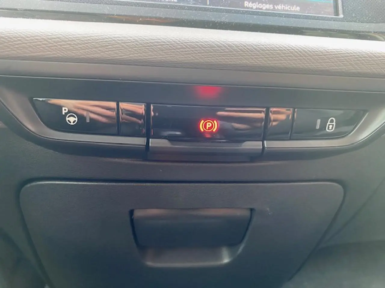 Gros plan sur le tableau de bord du Citroën C4 Spacetourer 2019, montrant les commandes du frein de stationnement et verrouillage central.