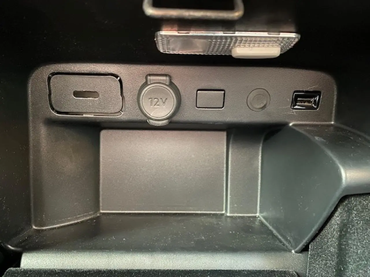Prise 12V et port USB dans le rangement central du Citroën C4 Spacetourer gris Artense, version 2019.