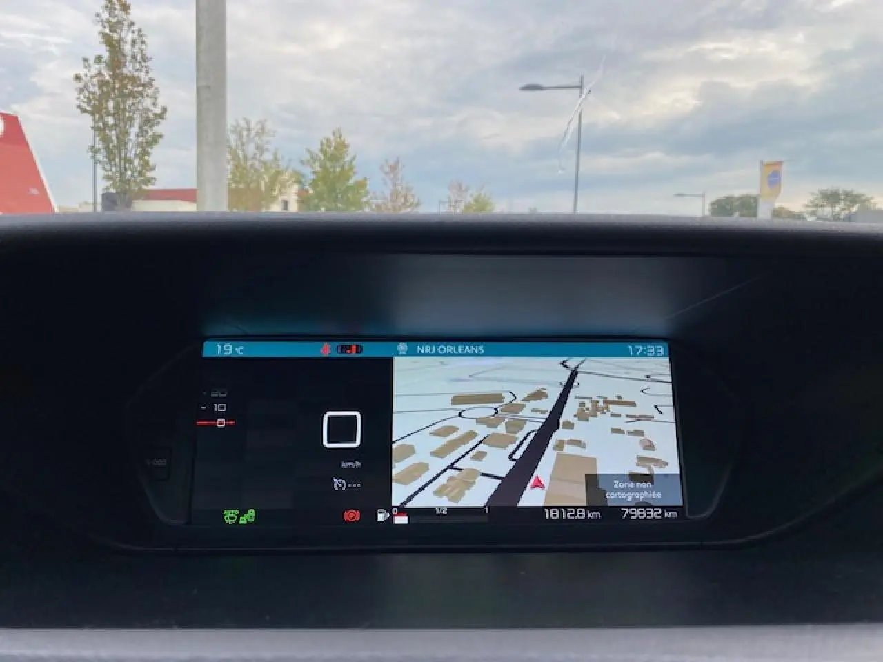 Écran numérique du tableau de bord du Citroën C4 Spacetourer 2019 affichant la navigation GPS et les informations de conduite.