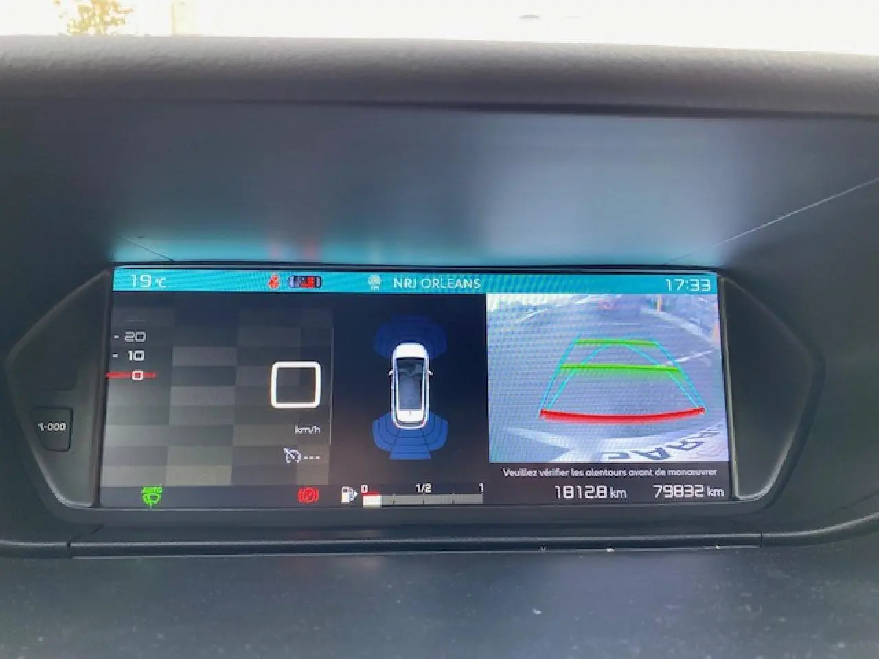 Tableau de bord numérique de Citroën C4 Spacetourer 2019 affichant caméra de recul et informations de conduite.