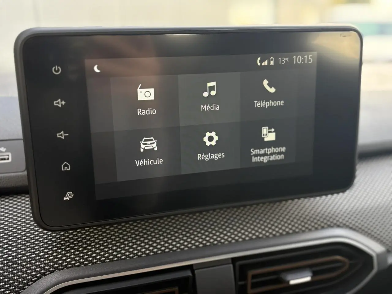 Écran tactile multimédia 8 pouces de la Dacia Sandero Stepway 2025, affichant les options radio, média et téléphone.