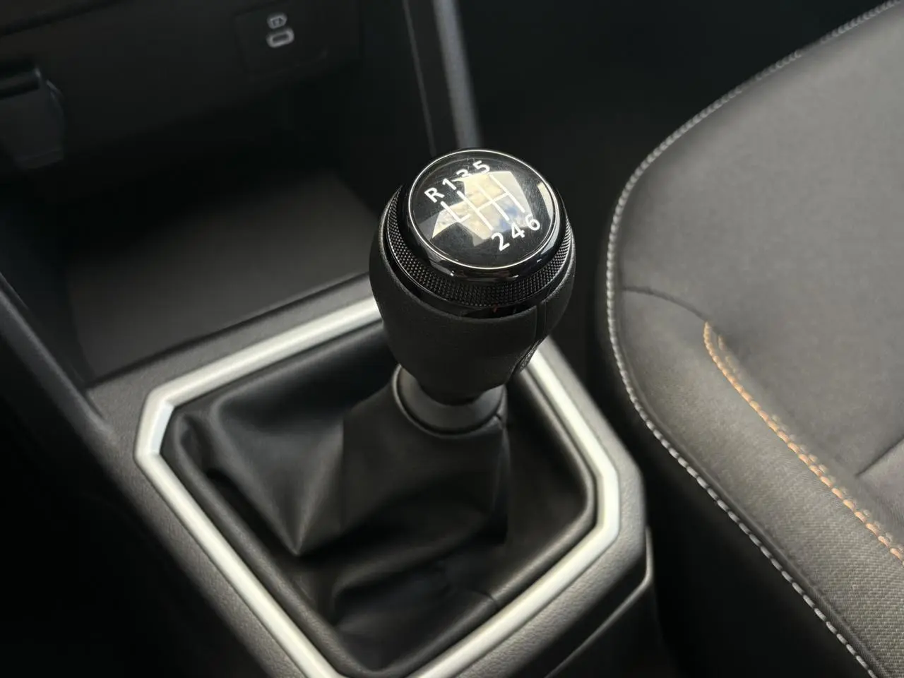 Le levier de vitesse manuel noir vu de dessus dans l'habitacle du Dacia Sandero Stepway 2025.