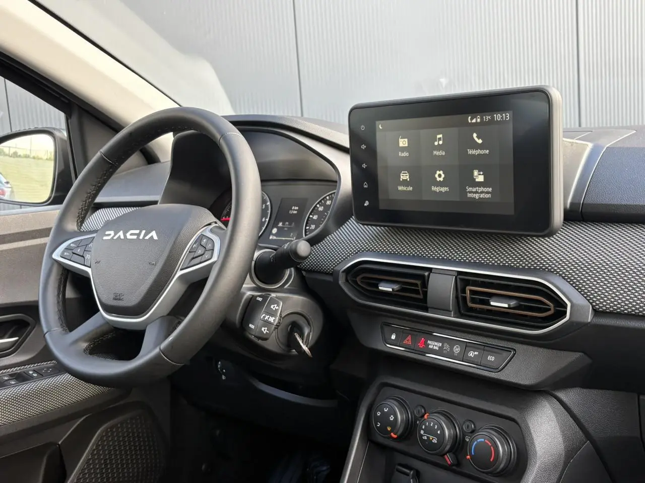 Intérieur de la Dacia Sandero Stepway 2025, vue côté conducteur, volant Soft Feel et écran tactile multimédia 8 pouces.