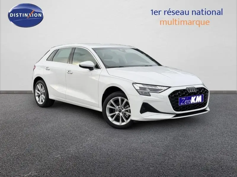 Audi A3 Sportback blanc Arkona vue 3/4 avant droit, avec calandre noire et jantes alu visibles.