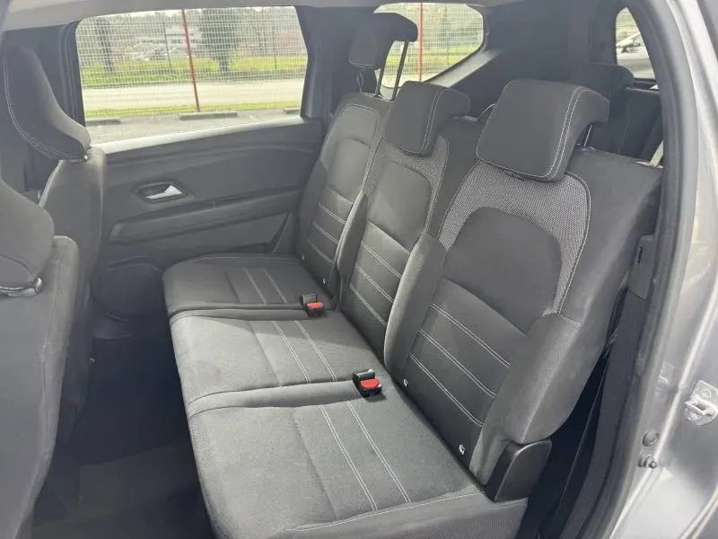 Vue intérieure côté droit montrant la banquette arrière noire du Dacia Jogger Gris Schiste métallisé 7 places 2025.