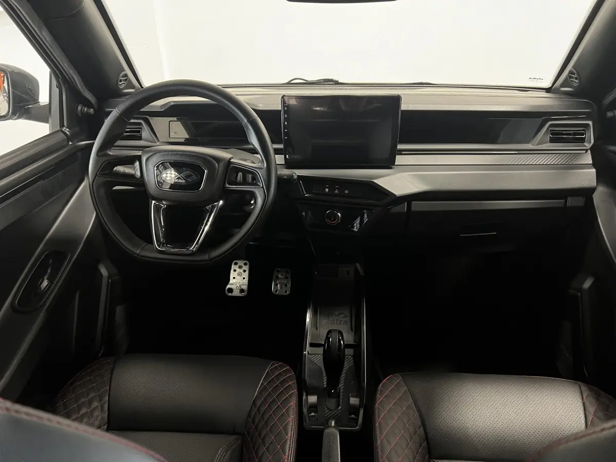 Vue intérieure avant du tableau de bord et volant noir de la Ligier JS50 0.5 REVO D+ ULTIMATE 2026.