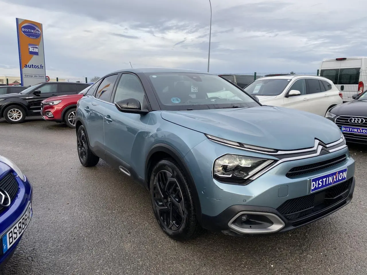 Citroën C4 bleu Iceland vue 3/4 avant droit, avec signature lumineuse LED en V et jantes noires distinctives.