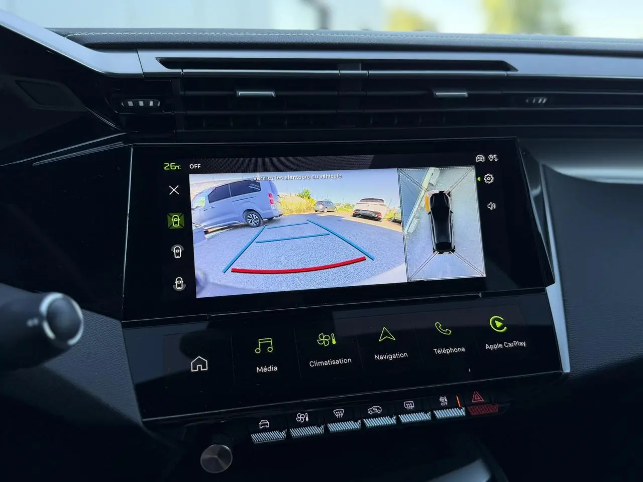 Vue intérieure sur l'écran tactile central affichant la caméra 360° du Peugeot 408 Hybrid blanc Okenite.