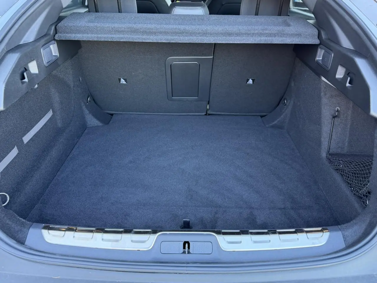 Vue intérieure du coffre spacieux et propre du Peugeot 408 Hybrid 145 e-DSC6 GT, sans chargement visible.