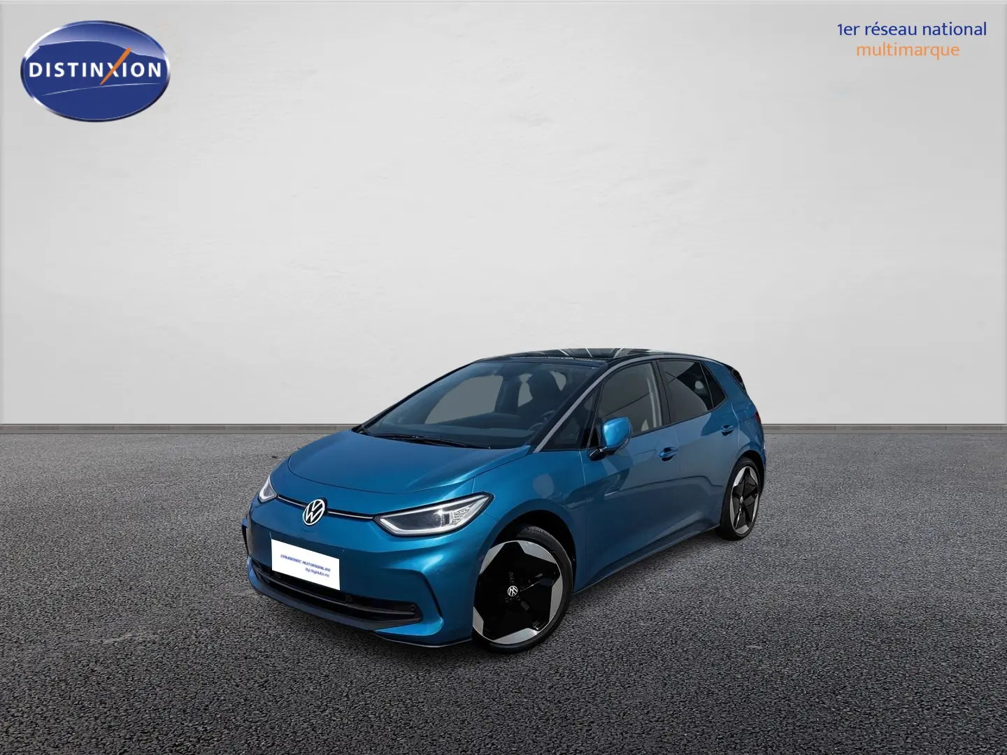 Volkswagen ID.3 204 ch Pro S bleu métallisé en 3/4 avant avec toit noir et jantes bicolores 20 pouces.