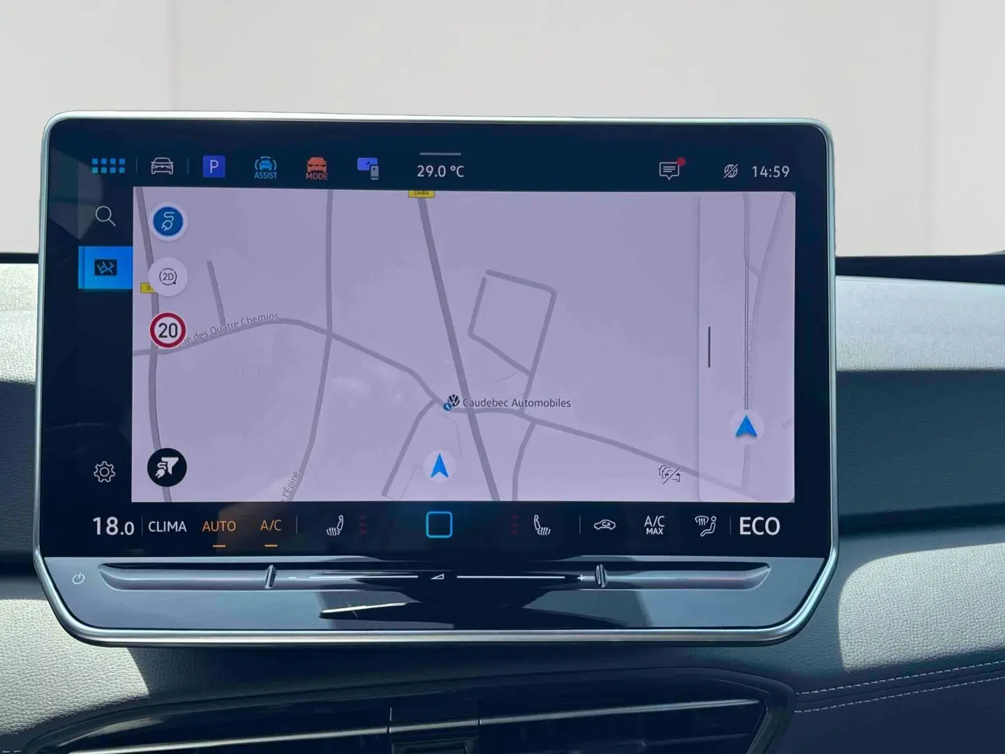 Écran tactile central 12,9 pouces du Volkswagen ID.3 2025 affichant la navigation GPS en mode clair.