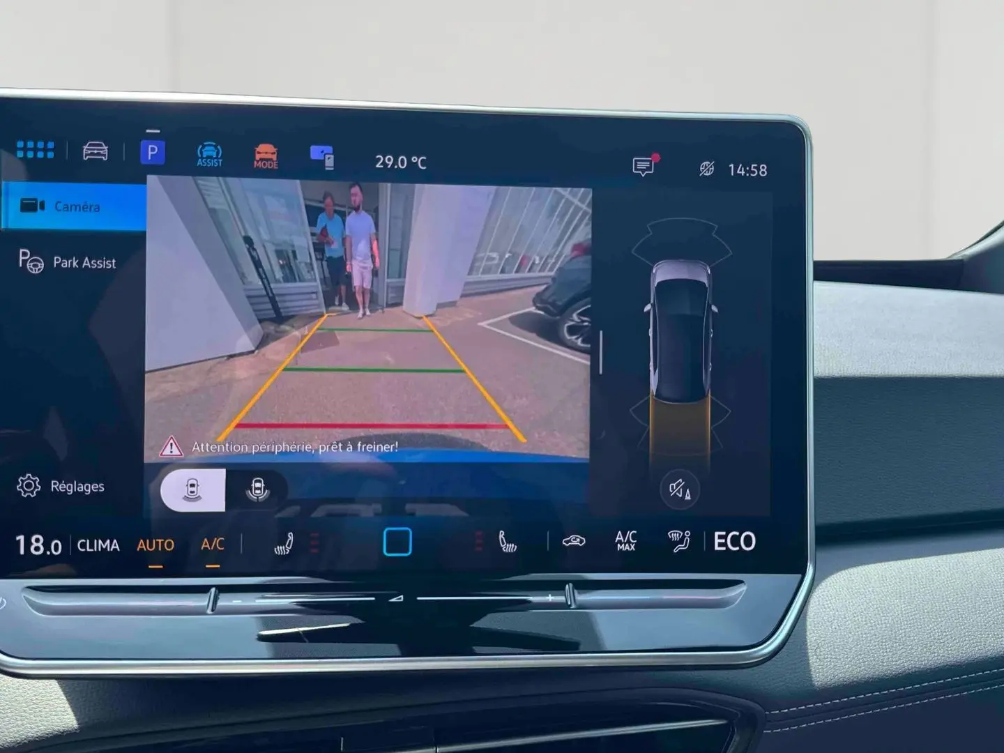 Écran tactile intérieur du Volkswagen ID.3 affichant la caméra de recul avec assistance au stationnement active.