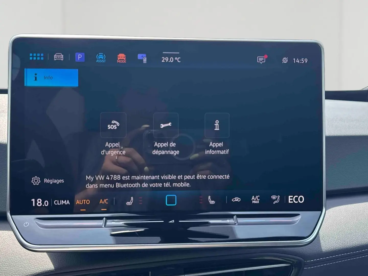 Écran tactile central de 12,9 pouces du Volkswagen ID.3 2025 affichant les options d'appel d'urgence et climatisation.