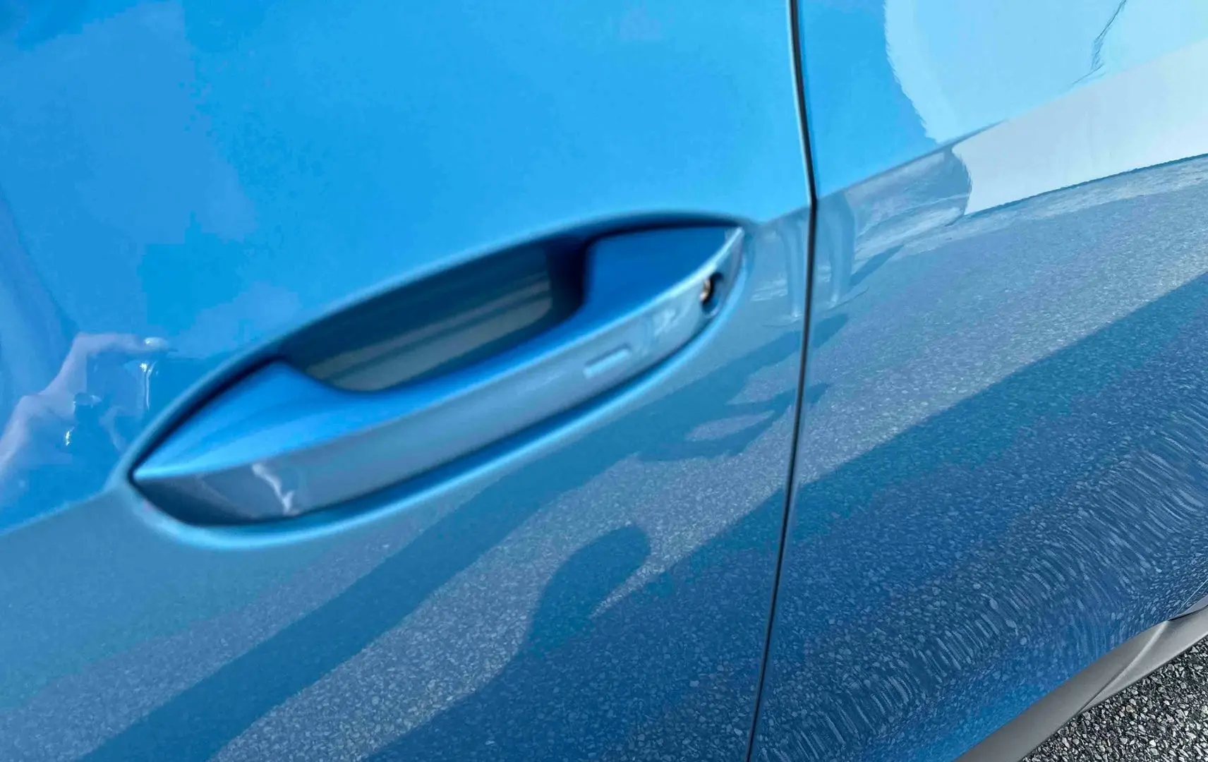 Poignée de porte côté gauche en gros plan sur Volkswagen ID.3 204 ch Pro S bleu métallisé.
