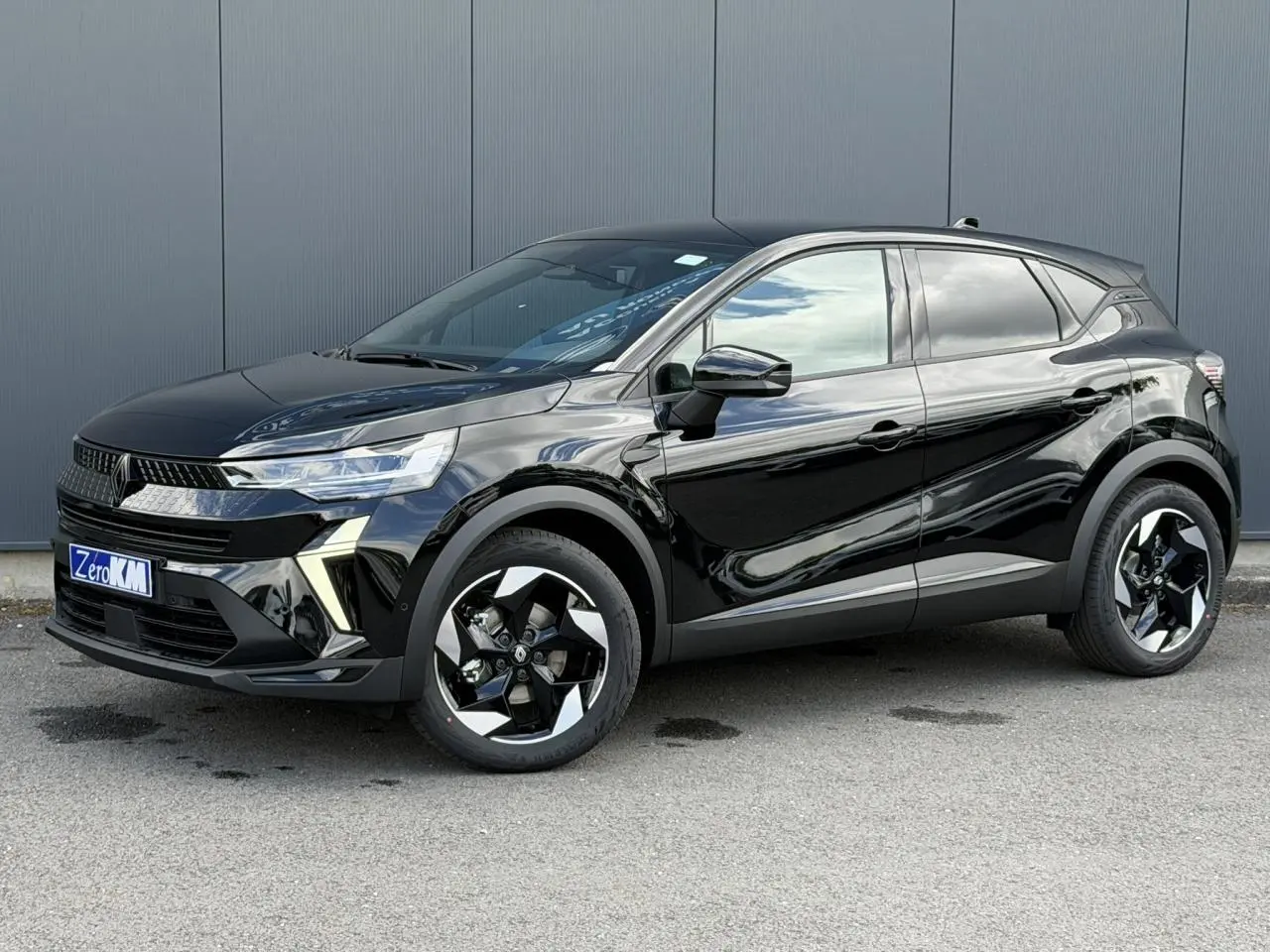 Renault Captur 2026 noir étoilé en 3/4 avant droit, avec jantes aluminium 18" Black Hole et vitres surteintées.