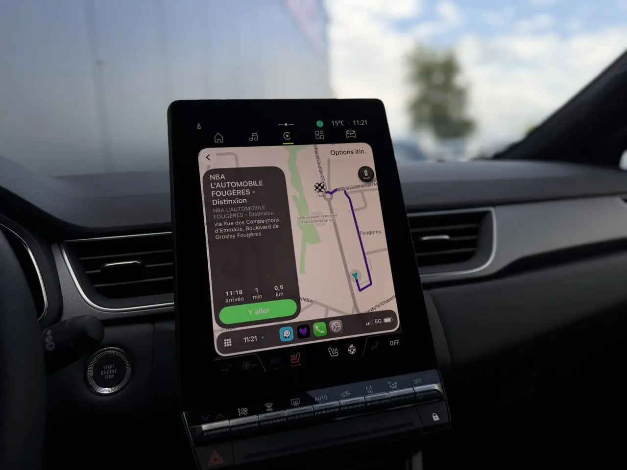 Vue intérieure du tableau de bord du Renault Captur 2026 avec écran tactile central affichant la navigation.