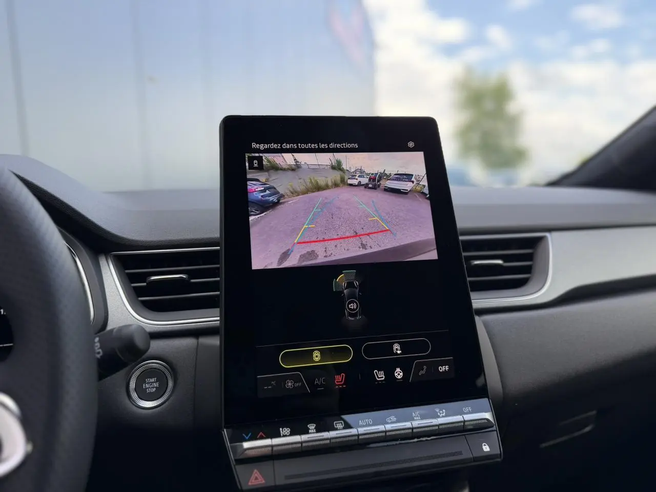 Vue intérieure du tableau de bord du Renault Captur 2026 avec écran tactile affichant la caméra de recul.