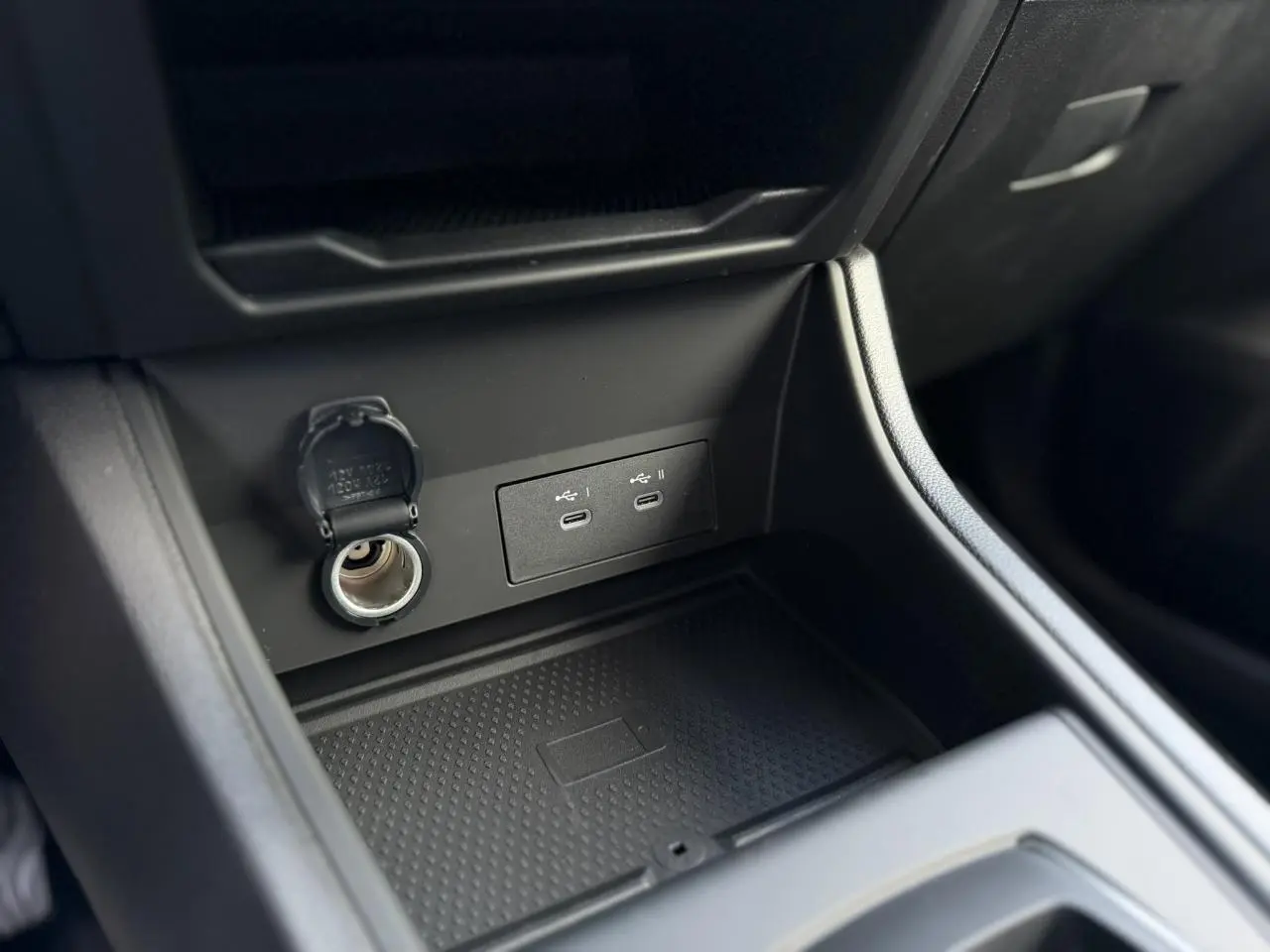 Gros plan sur la console centrale noire du Renault Captur 2026 montrant prises USB-C et prise 12V ouverte.