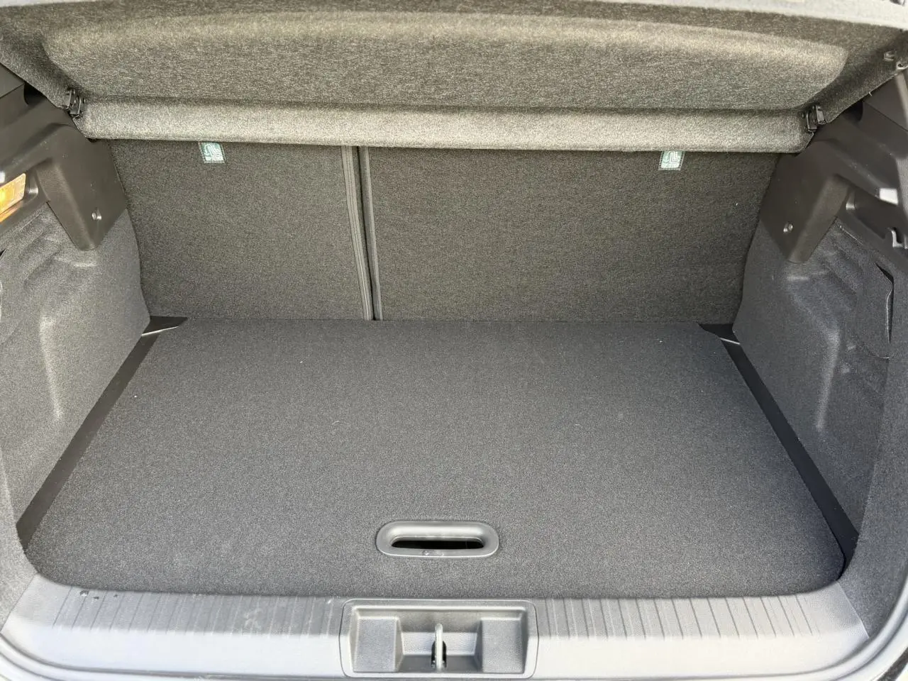 Vue intérieure du coffre du Renault Captur 2026 noir étoile, montrant l'espace de rangement avec plancher plat.