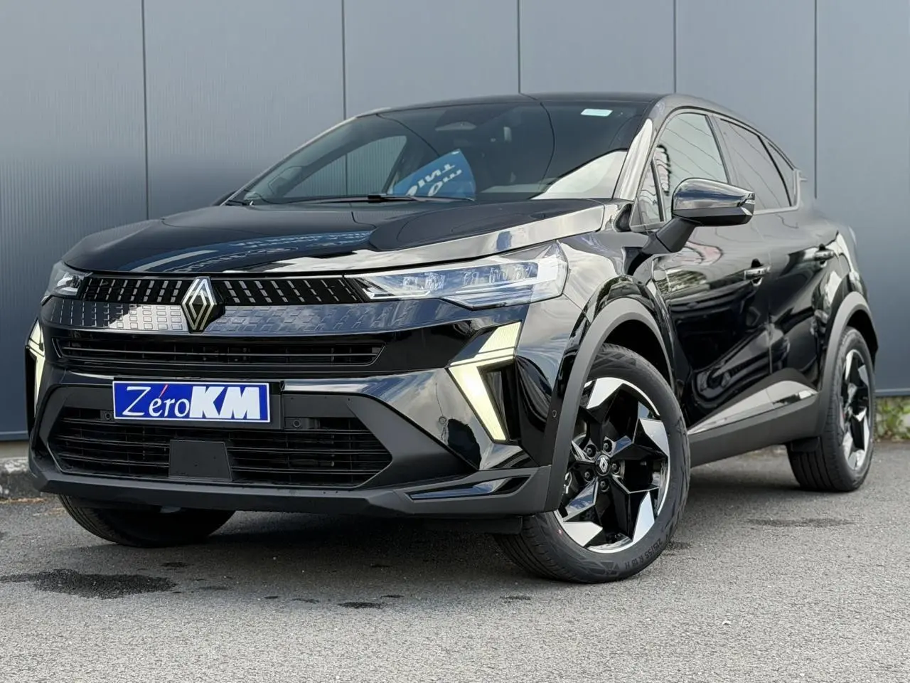 Renault Captur 2026 noir étoilé en 3/4 avant droit, avec jantes aluminium 18 pouces Black Hole et éclairage LED.