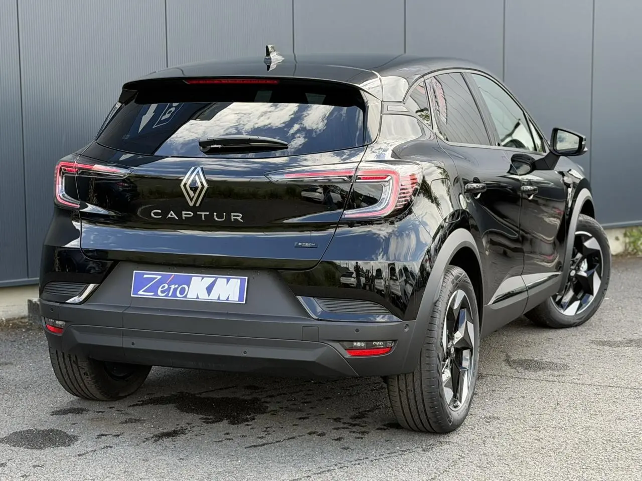 Vue 3/4 arrière droite du Renault Captur noir étoilé 2026 avec feux LED et jantes aluminium noires.
