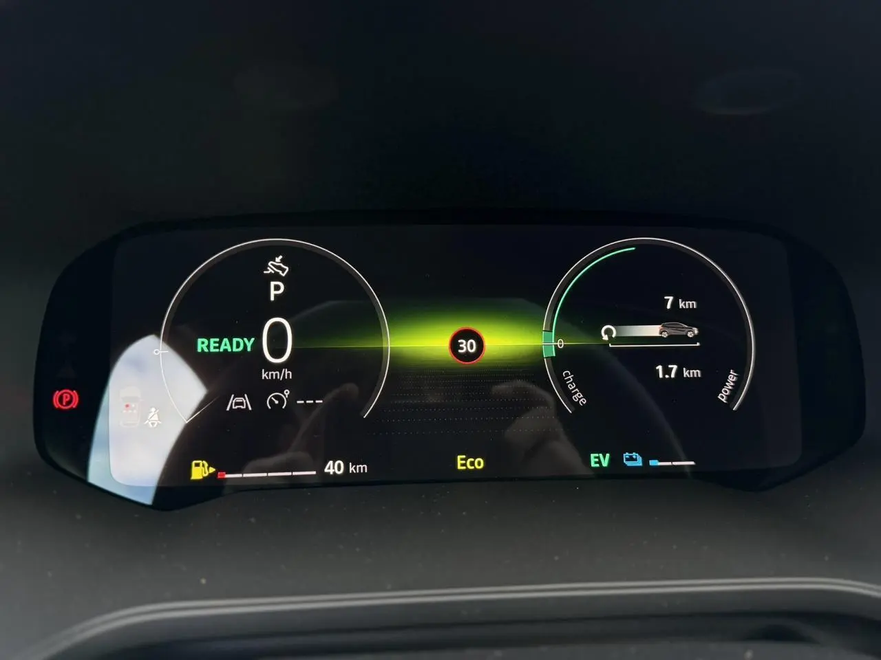 Tableau de bord numérique du Renault Captur 2026 affichant vitesse, autonomie et mode Eco en vue frontale.