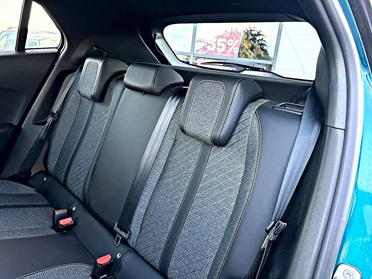 Vue intérieure sur la banquette arrière du Peugeot 2008 bleu obsession, tissu casual lomsa embossé avec appuie-têtes réglables.