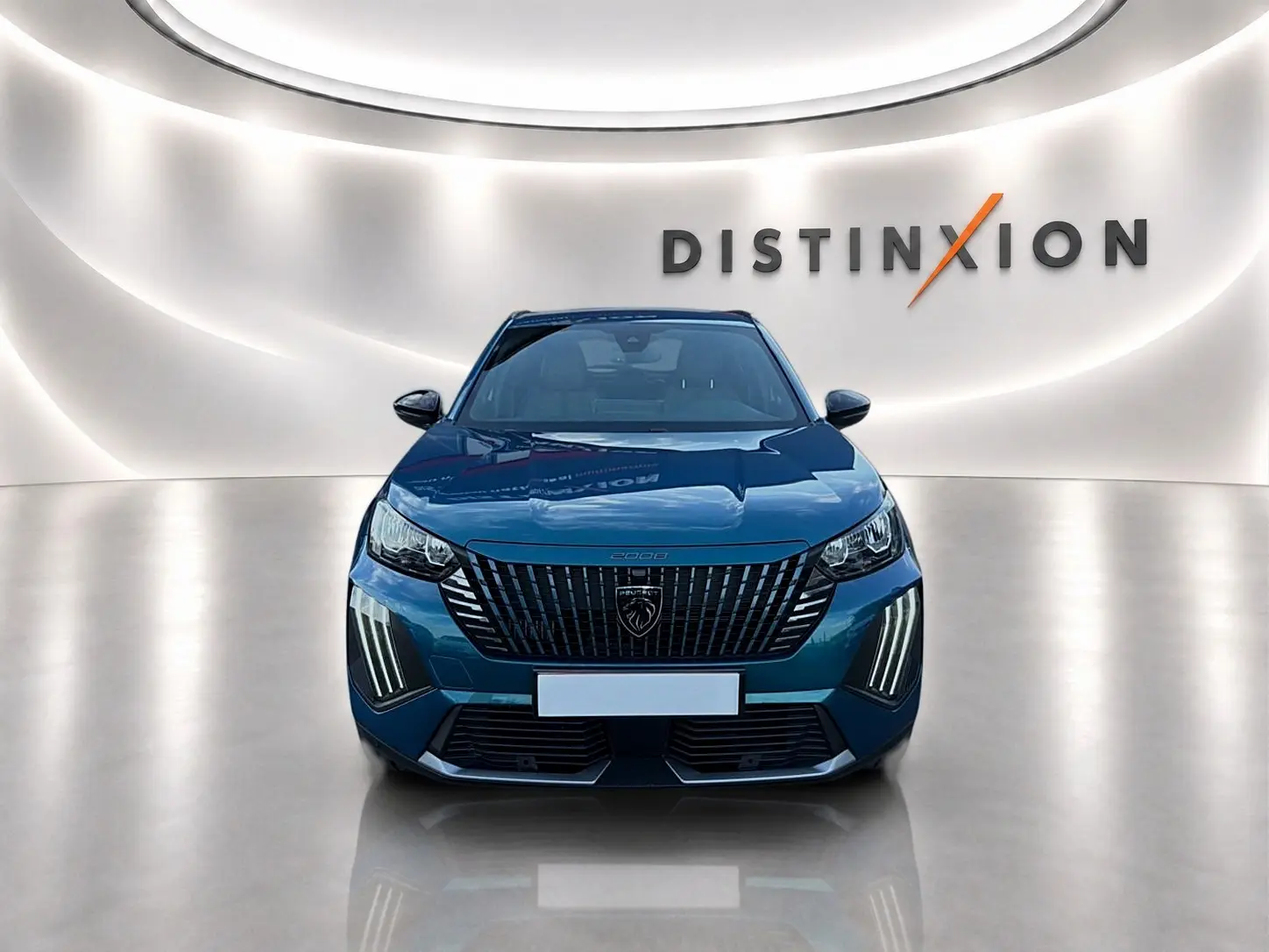 Vue frontale d’un Peugeot 2008 bleu obsession avec calandre verticale et feux LED distinctifs dans un showroom épuré.