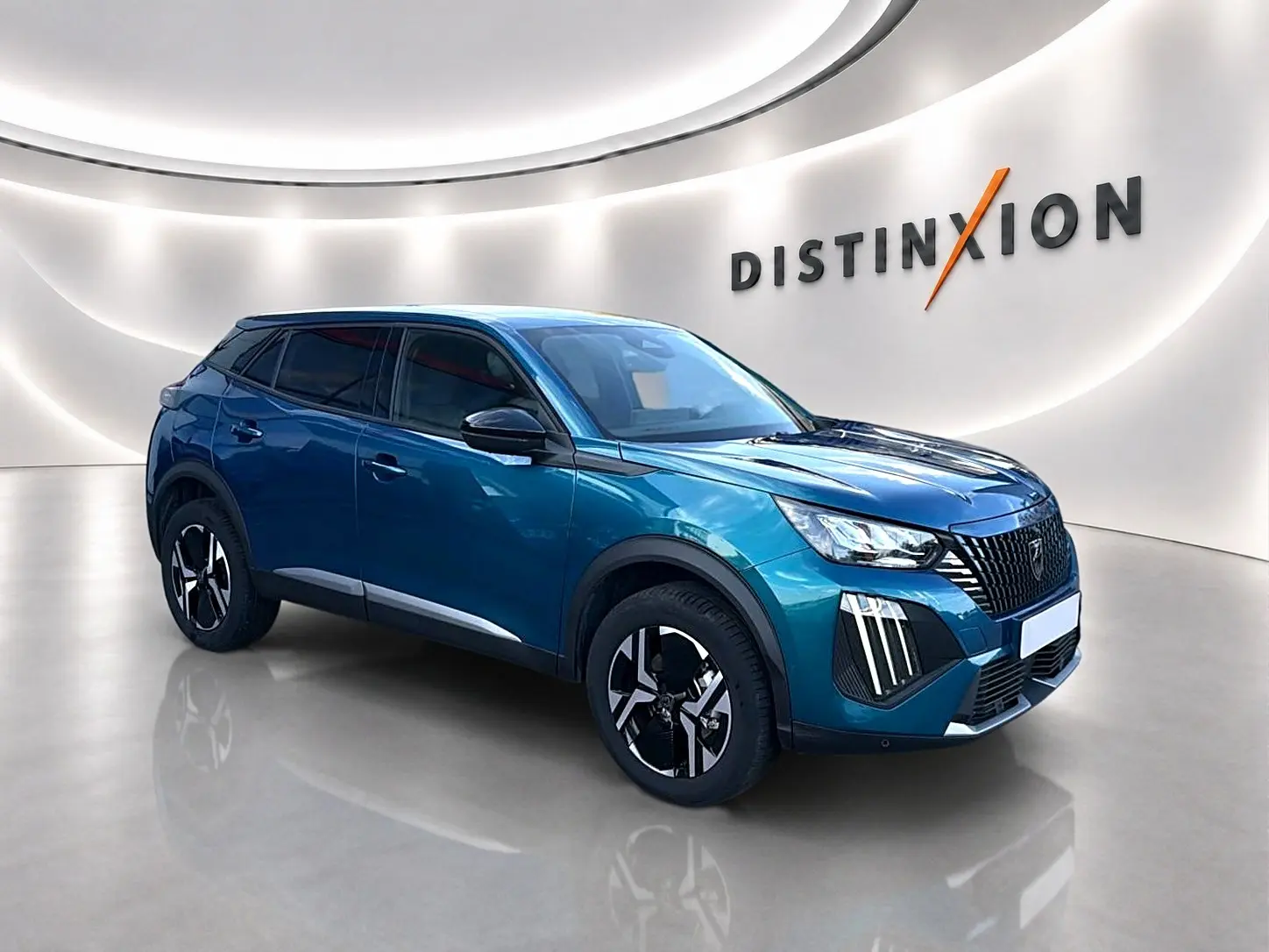 Peugeot 2008 bleu obsession en 3/4 avant droit, avec jantes alu noires et feux LED distinctifs.