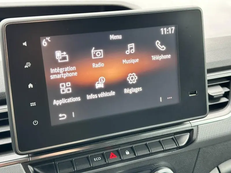 Écran tactile central du Nissan Townstar L1 EV 2024 montrant le menu multimédia avec options smartphone, radio et réglages.
