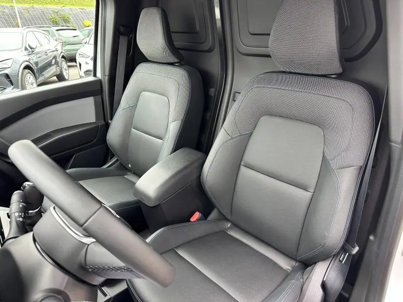 Vue intérieure rapprochée des sièges avant gris avec surpiqûres bleues du Nissan Townstar blanc 2024 L1 EV N-Connecta.