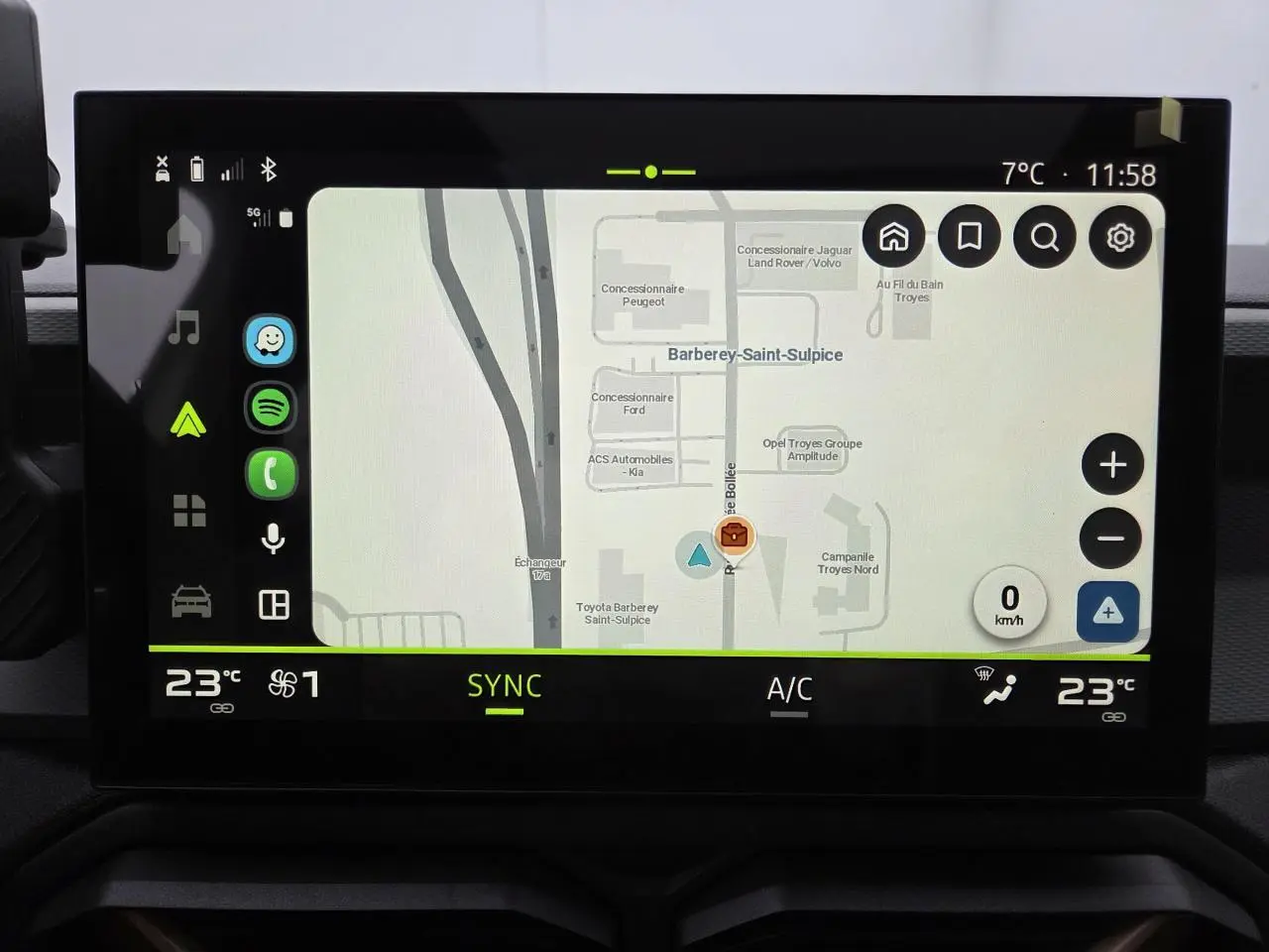 Écran tactile 10,1'' du tableau de bord de la Dacia Bigster blanc glacier affichant la navigation connectée