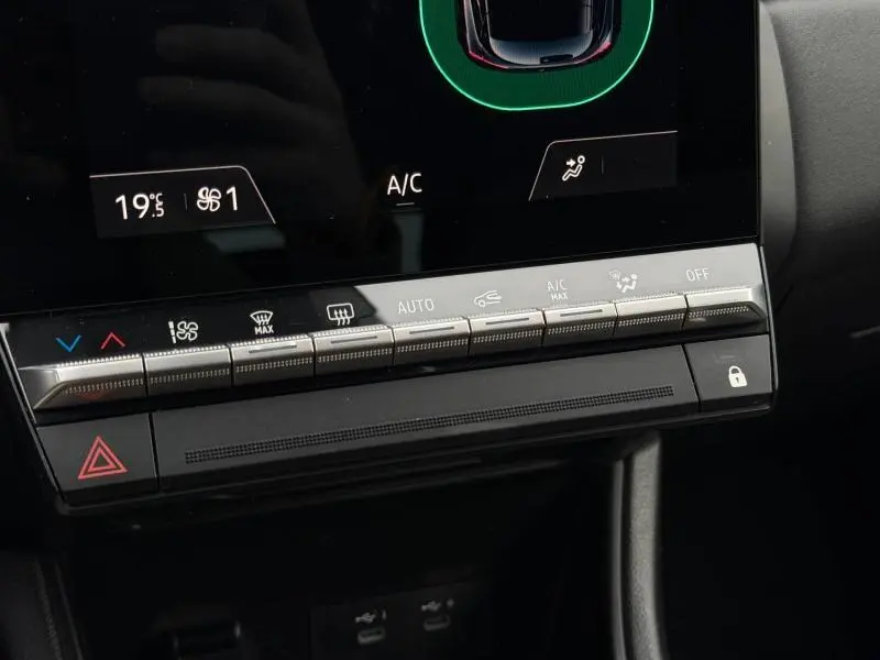 Tableau de bord du Renault Captur 2025 avec commandes climatisation et écran tactile, vue rapprochée intérieure.