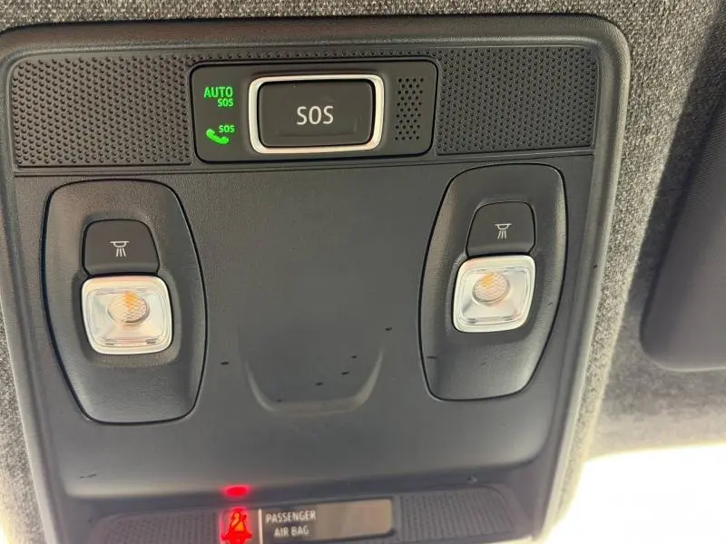 Vue rapprochée du plafonnier intérieur avec bouton SOS et éclairages de lecture du Renault Captur rouge 2025.