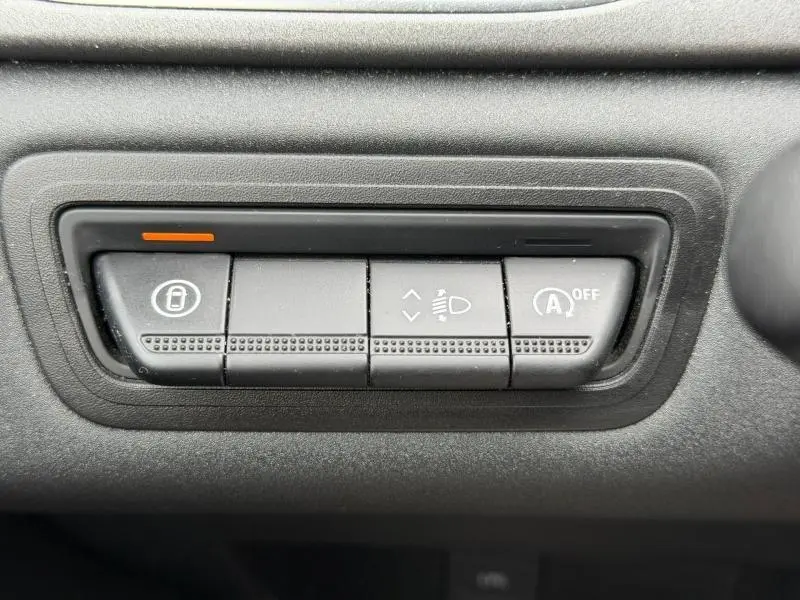 Gros plan sur les boutons de commande du tableau de bord du Renault Captur 2025, finition Techno, sans indication de couleur extérieure.