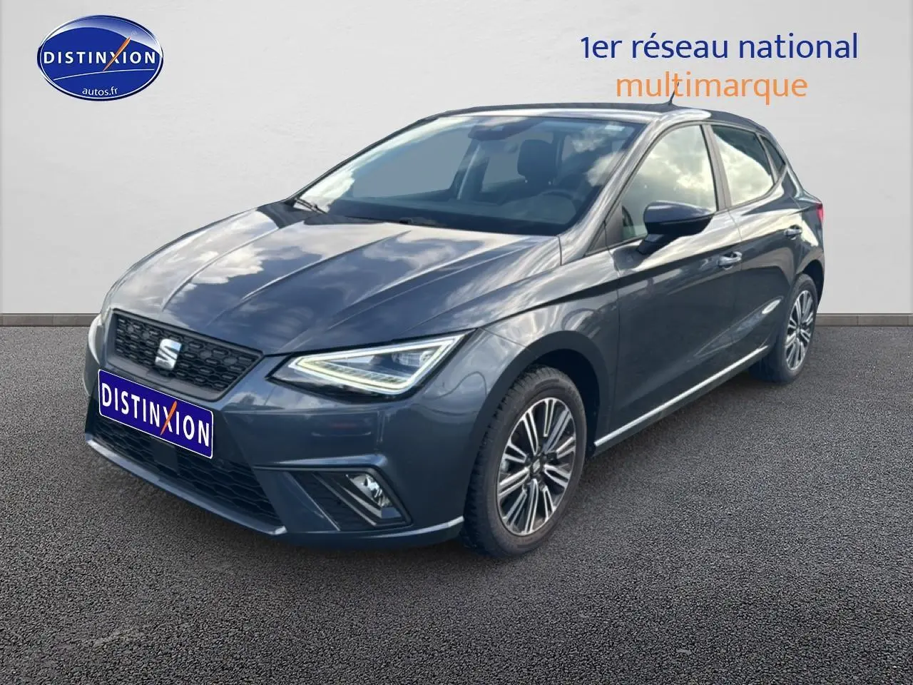 SEAT Ibiza 1.0 TSI 95 Copa gris magnétique vue 3/4 avant avec phares LED et jantes 16 pouces design.