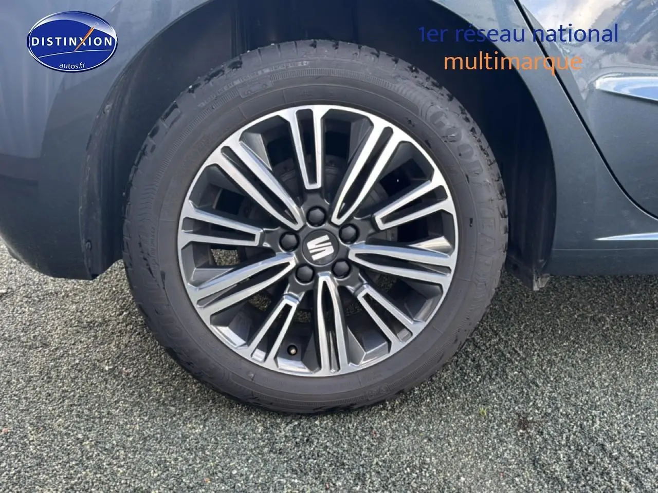 Gros plan sur la roue avant gauche d'une SEAT Ibiza gris magnétique avec jante alliage design 16 pouces.