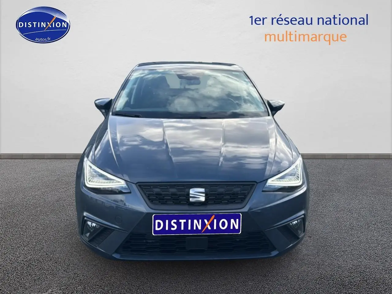 Vue frontale d'une SEAT Ibiza 1.0 TSI 95 Copa gris magnétique avec phares full LED et calandre noire.