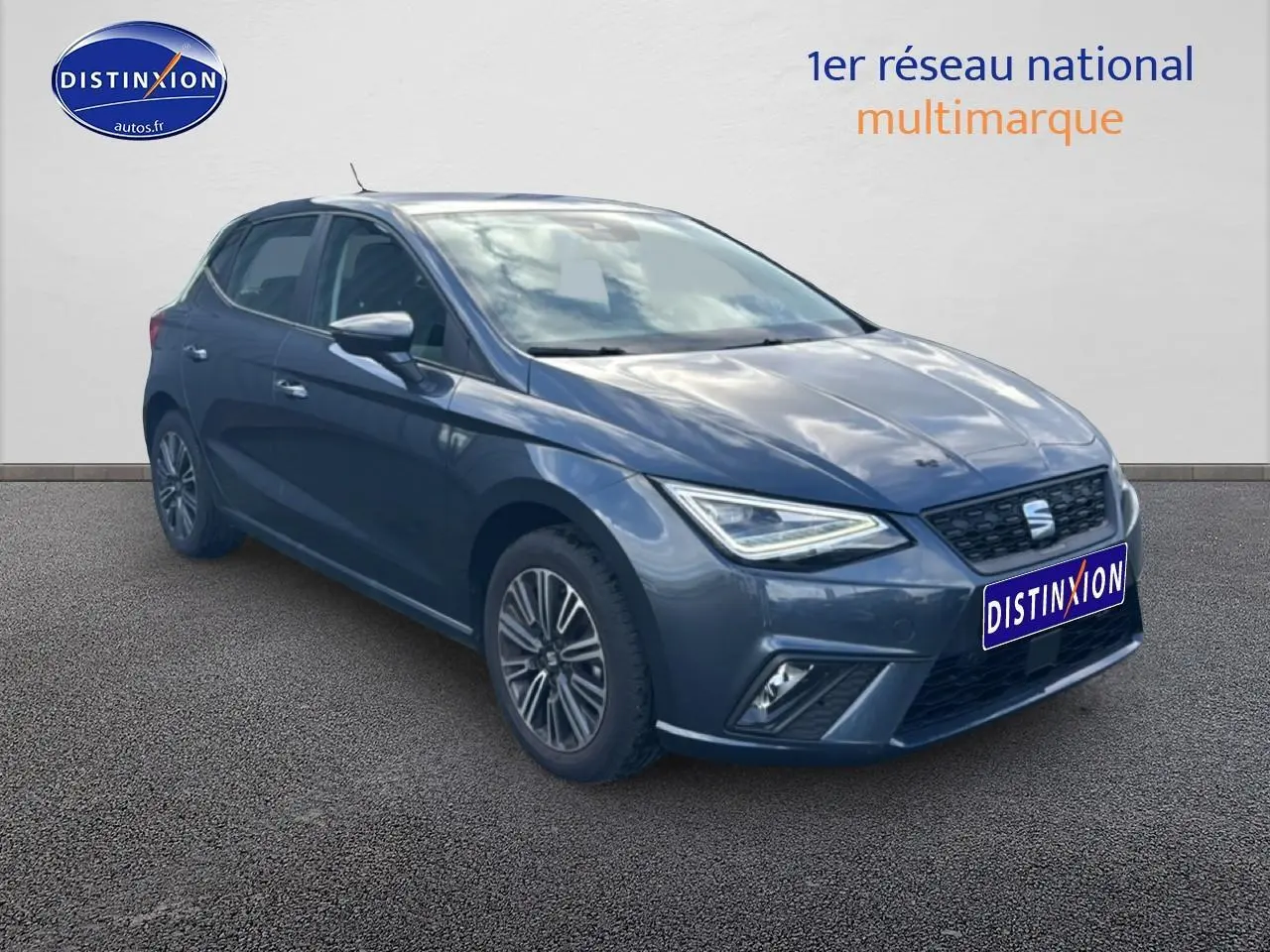 SEAT Ibiza 1.0 TSI 95 Copa gris magnétique vue 3/4 avant avec phares full LED et jantes 16 pouces design.