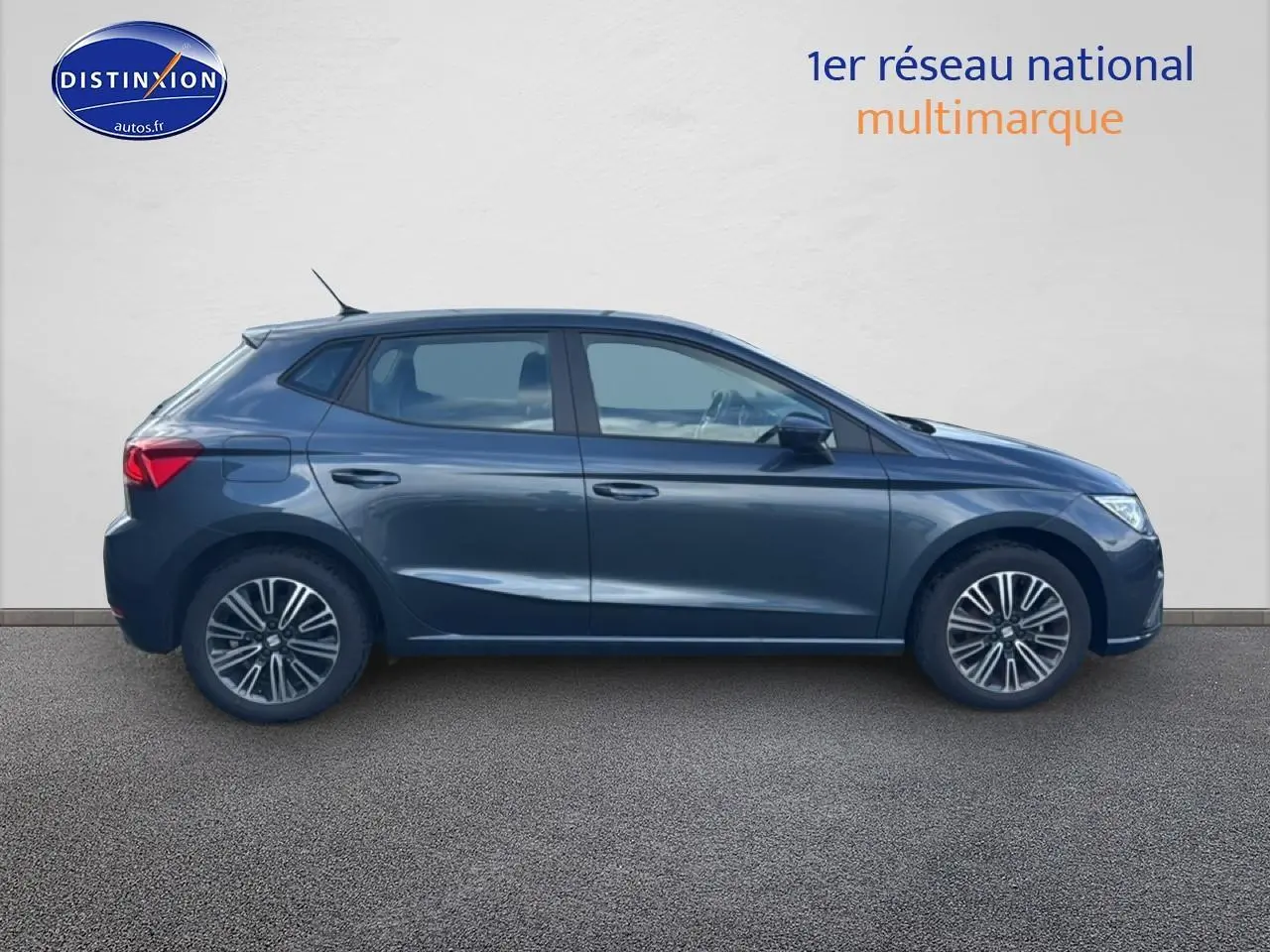 Profil droit d'une SEAT Ibiza 1.0 TSI 95 Copa gris magnétique avec jantes design 16 pouces sur fond neutre.