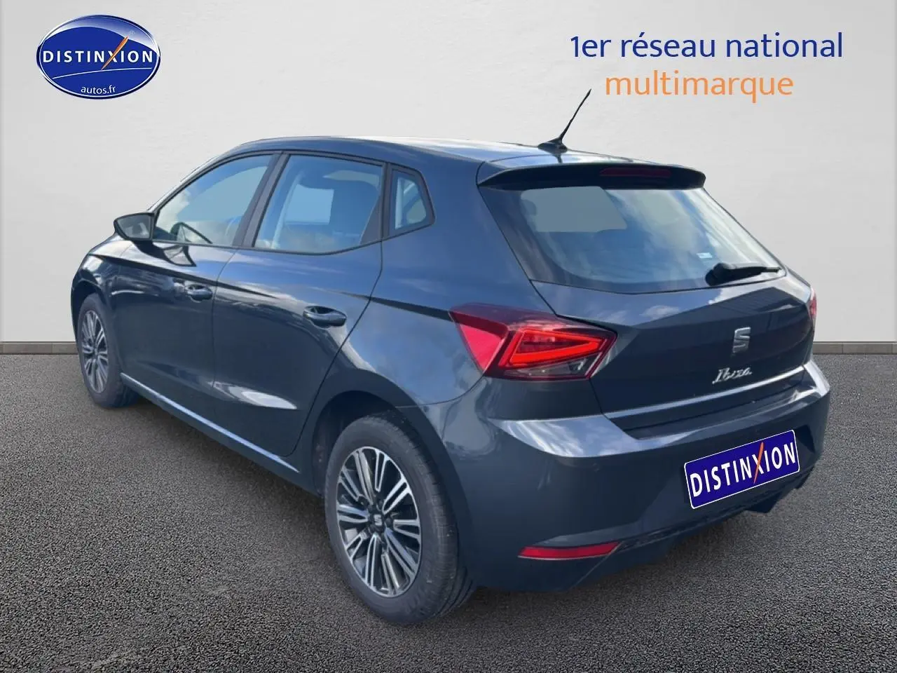 Vue 3/4 arrière droite d'une SEAT Ibiza gris magnétique avec jantes alliage et feux arrière LED triangulaires.