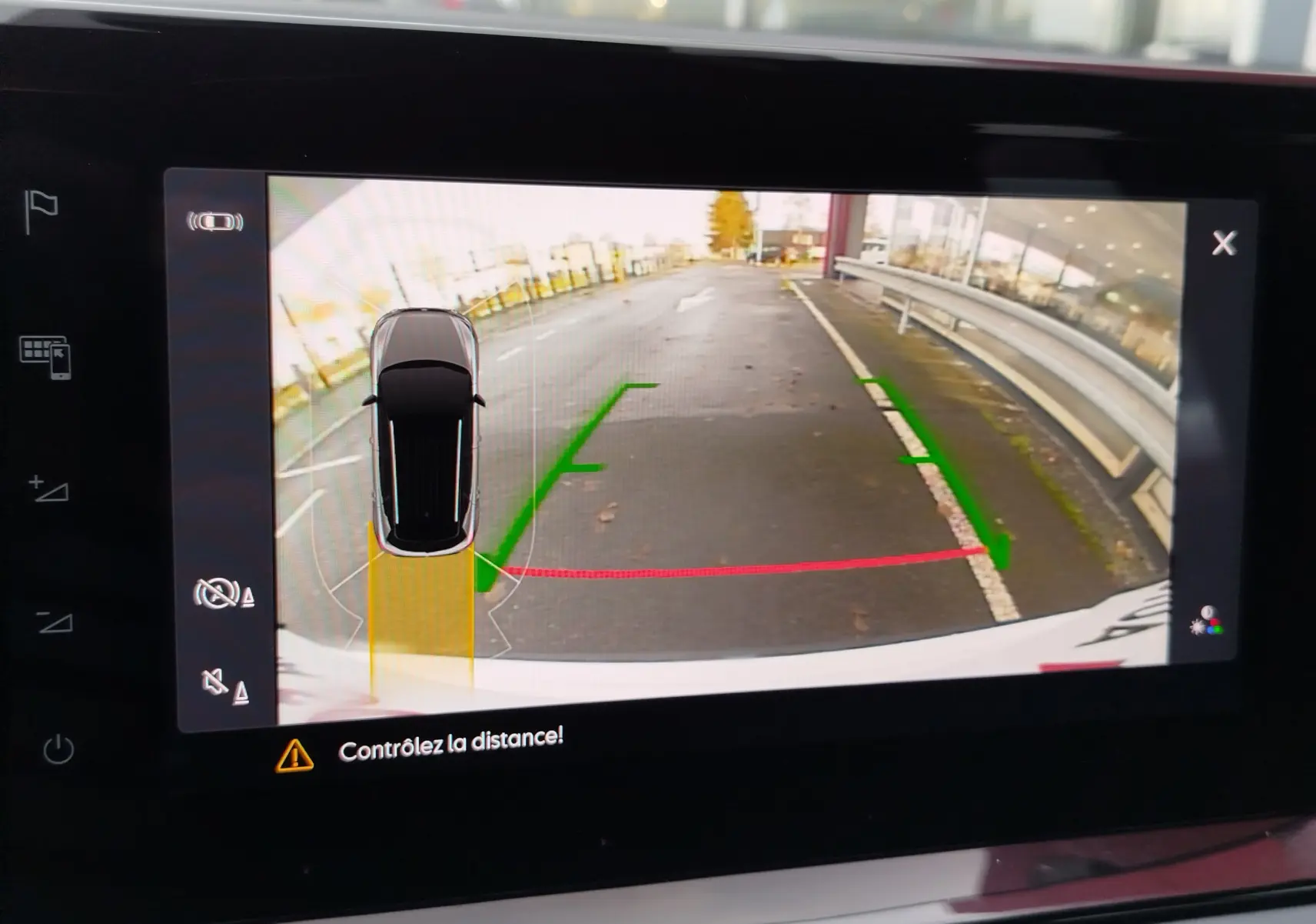 Affichage de la caméra de recul du SEAT ARONA blanc candy, vue arrière avec lignes de guidage vertes et rouges.