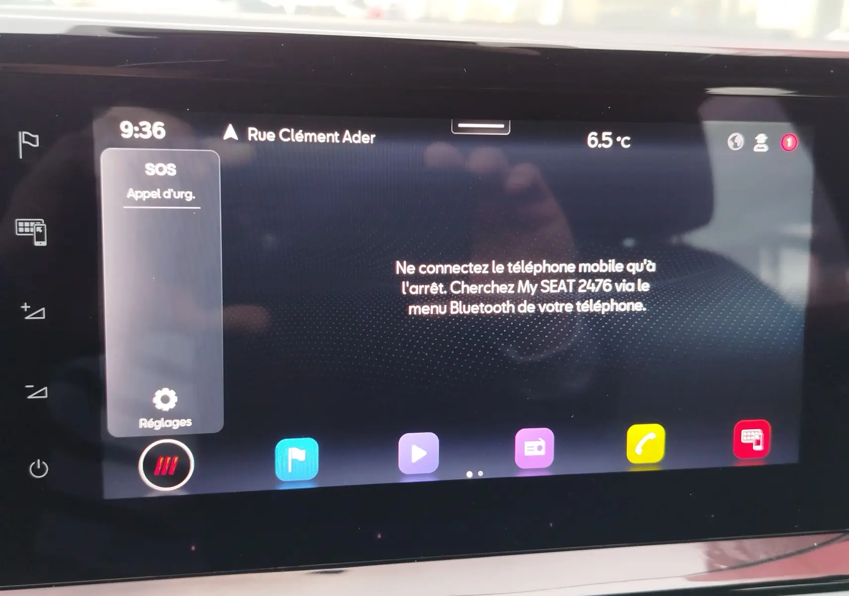 Écran tactile central du tableau de bord du SEAT Arona 2023 affichant les réglages Bluetooth et la température extérieure.