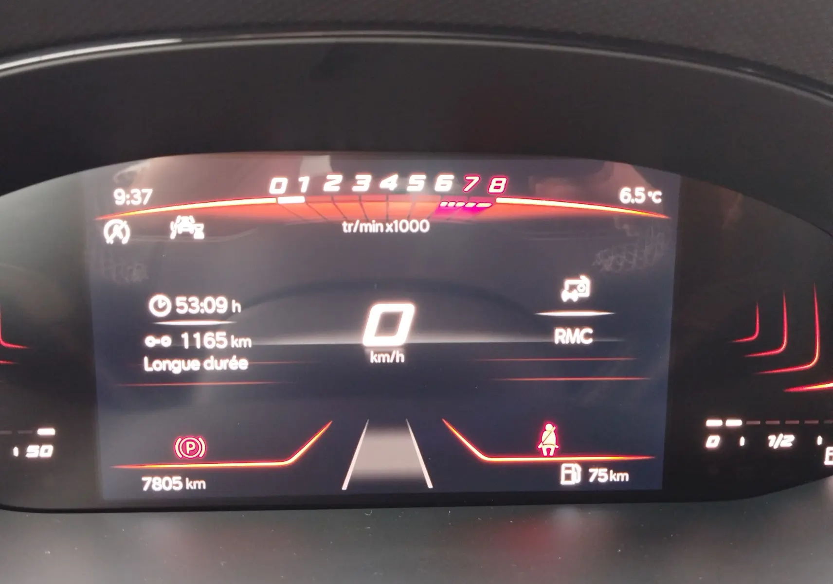 Tableau de bord numérique de la SEAT Arona 2023, affichage central avec compte-tours et vitesse à 0 km/h.